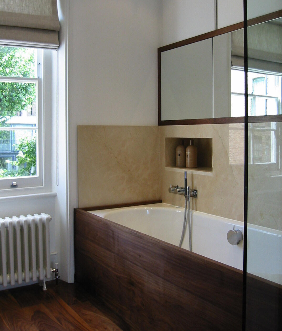 Bathroom in walnut and marble