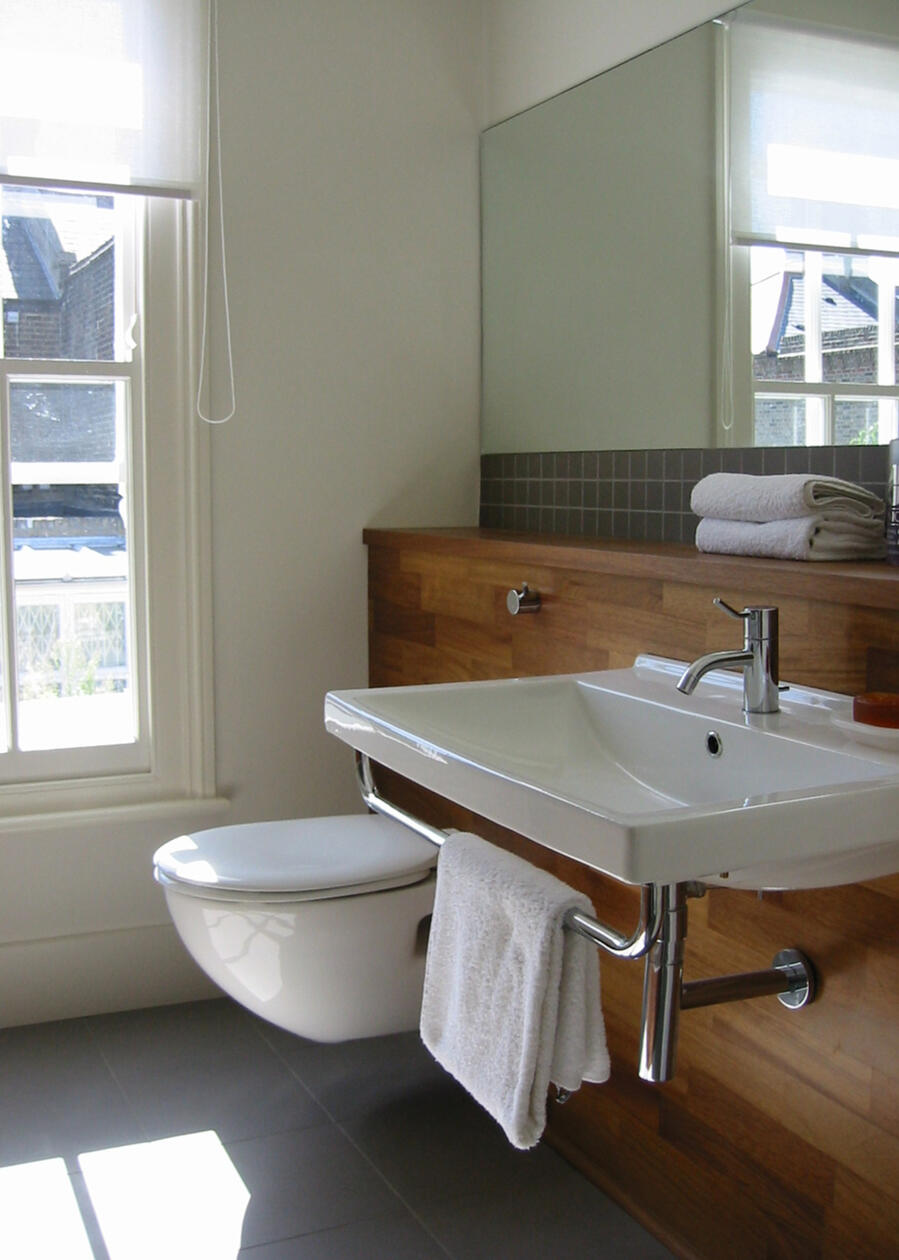 Bathroom in iroko wood and porcelaine tile